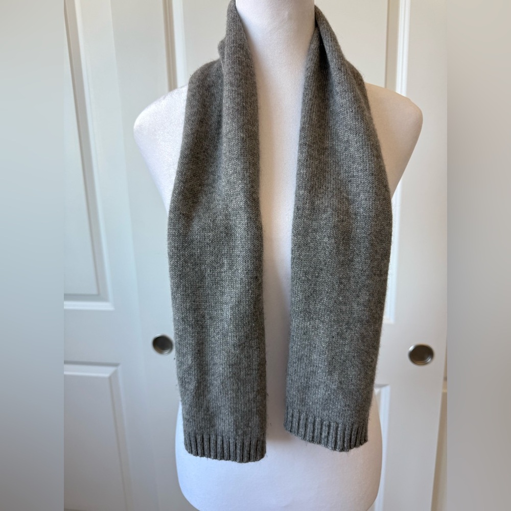 Eric Bombard cachemire light grey knit scarf - like new! - Picture 2 of 3